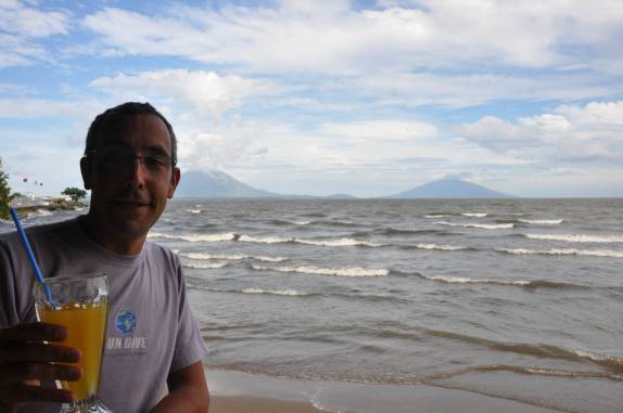 Brindando suco de laranja com a Ilha Ometepe ao fundo, com seus dois vulcões (Nicarágua)